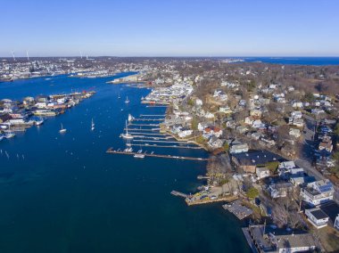 Gloucester City, Cape Ann, Massachusetts, ABD 'deki Rocky Neck ve Gloucester Limanı' nın hava görüntüsü..