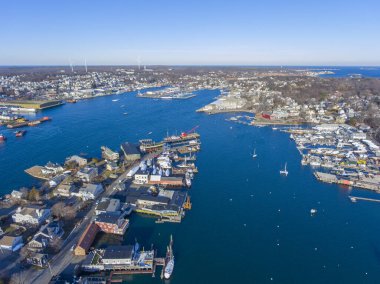 Gloucester City, Cape Ann, Massachusetts, ABD 'deki Rocky Neck ve Gloucester Limanı' nın hava görüntüsü..