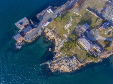 Gloucester Limanı, Cape Ann, Massachusetts, ABD 'deki tarihi boya fabrikasının hava manzarası..