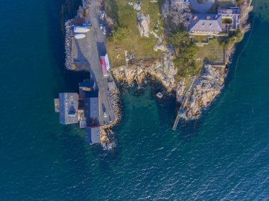 Gloucester Limanı, Cape Ann, Massachusetts, ABD 'deki tarihi boya fabrikasının hava manzarası..