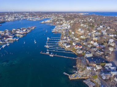Gloucester City, Cape Ann, Massachusetts, ABD 'deki Rocky Neck ve Gloucester Limanı' nın hava görüntüsü..