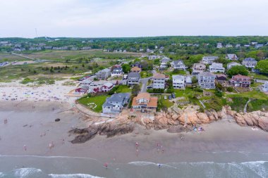 Gloucester, Cape Ann, Massachusetts MA, ABD 'deki Good Harbor Beach hava manzarasının yanındaki tarihi rıhtım binaları..