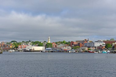 İç liman, Massachusetts, ABD 'den Gloucester City silueti. Gloucester, Cape Ann 'in en büyük şehridir..