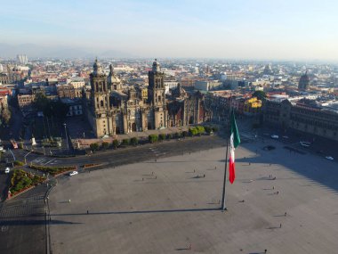 Zocalo Anayasa Meydanı üzerinde Meksika Ulusal Bayrağı ve Metropolitan Katedrali hava manzarası, Mexico City CDMX, Meksika. Mexico City 'nin tarihi merkezi 1987 yılından bu yana UNESCO Dünya Mirasları Alanıdır..