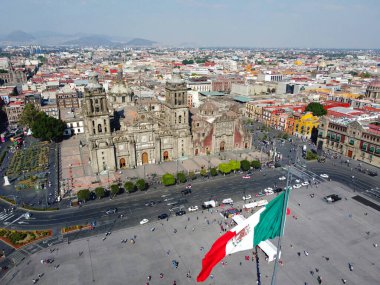 Zocalo Anayasa Meydanı üzerinde Meksika Ulusal Bayrağı ve Metropolitan Katedrali hava manzarası, Mexico City CDMX, Meksika. Mexico City 'nin tarihi merkezi 1987 yılından bu yana UNESCO Dünya Mirasları Alanıdır..