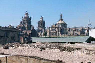 Aztec, Meksika 'nın başkenti Mexico City CDMX' in tarihi merkezindeki Templo Mayor Great Temple ve Metropolitan Katedrali 'ni harap etti. Mexico City 'nin tarihi merkezi 1987 yılından bu yana UNESCO Dünya Mirasları Alanıdır..