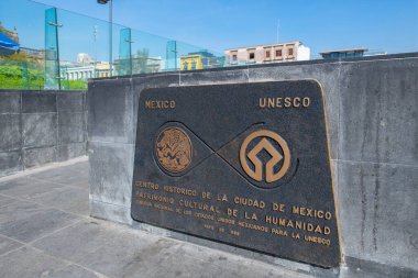 Meksika 'nın Mexico City CDMX şehrinin tarihi merkezindeki Templo Belediye Başkanı ziyaretçi merkezinde Aztek Templo Belediye Başkanı Büyük Tapınağı giriş işareti. 