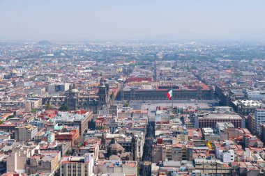 Zocalo Anayasa Meydanı 'nda Meksika Ulusal Bayrağı ve Torre Latinoamericana, Mexico City' den Metropolitan Katedrali hava manzarası. Mexico City 'nin tarihi merkezi bir dünya mirası alanıdır.. 