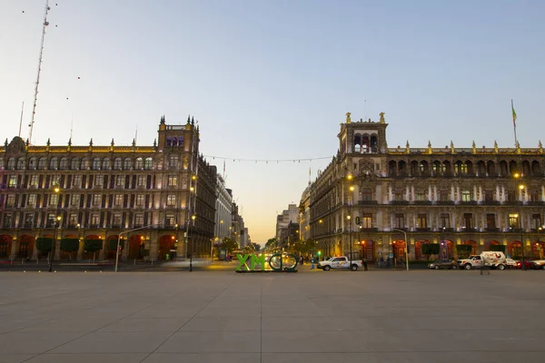 联邦区大楼和Avenida Noviembre位于墨西哥墨西哥城Cdmx日出时的Zocalo宪法广场 墨西哥城的历史中心自1987年以来一直是联合国教科文组织的世界遗产 — 图库照片