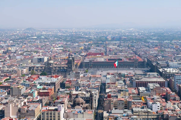 Zocalo Anayasa Meydanı 'nda Meksika Ulusal Bayrağı ve Torre Latinoamericana, Mexico City' den Metropolitan Katedrali hava manzarası. Mexico City 'nin tarihi merkezi bir dünya mirası alanıdır.. 