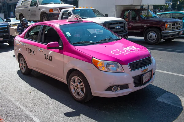Mexico City CDMX 'in tarihi merkezinde Pembe CDMX taksi. Mexico City 'nin tarihi merkezi 1987 yılından bu yana UNESCO Dünya Mirasları Alanıdır..