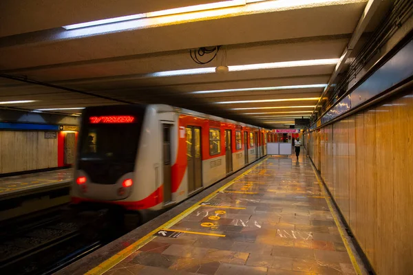 Mexico City Metro hattı 2, Mexico City CDMX 'in tarihi merkezinde Zocalo İstasyonu..