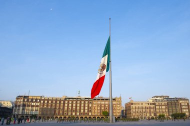 Mexico City CDMX 'in tarihi merkezinde Zocalo' da bayrak töreni. Mexico City 'nin tarihi merkezi 1987 yılından bu yana UNESCO Dünya Mirasları Alanıdır..