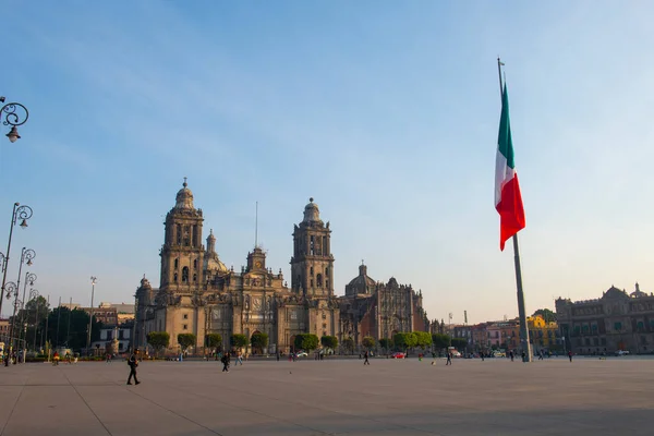 墨西哥城Cdmx Zocalo宪法广场和大都会大教堂上的墨西哥国旗 — 图库照片