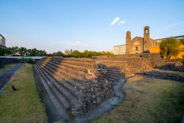 Templo de Santiago ve Tlatelolco, Mexico City CDMX 'teki Üç Kültür Meydanı Plaza de las Tres Kültürleri' nde harabe..