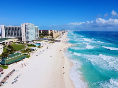 Cancun plajı ve Seadust Cancun Aile Tatil Köyü, Kraliyet Adaları Tatil Köyü hava manzarası, Cancun, Quintana Roo QR, Meksika.