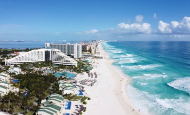 Cancun Plajı ve Iberostar Seçimi Cancun Resort, Seadust Cancun Aile Resort Panorama Havacılık, Cancun, Quintana Roo QR, Meksika.