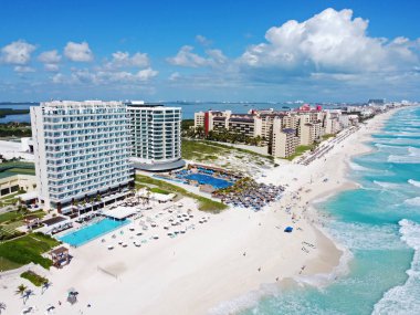 Cancun plajı ve Seadust Cancun Aile Tatil Köyü, Kraliyet Adaları Tatil Köyü hava manzarası, Cancun, Quintana Roo QR, Meksika.