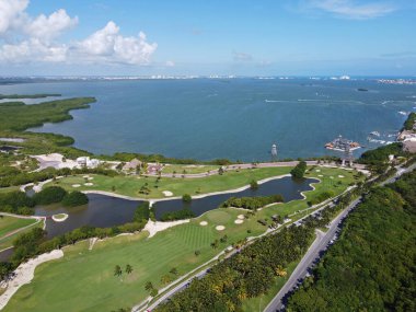 Cancun Iberostar golf kulübü ve Laguna Nichupte Lagoon hava manzarası, Cancun, Quintana Roo QR, Meksika.