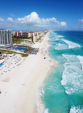 Cancun plajı ve Seadust Cancun Aile Tatil Köyü, Kraliyet Adaları Tatil Köyü hava manzarası, Cancun, Quintana Roo QR, Meksika.