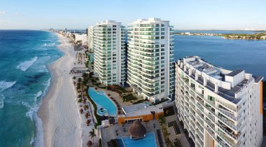 Cancun Chac Mool Plajı ve Porto Fino Resort Panorama Sabah Havacılık, Cancun, Quintana Roo QR, Meksika.
