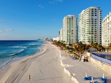 Cancun Chac Mool Plajı ve Porto Fino Tatil Köyü Sabah Havası, Cancun, Quintana Roo QR, Meksika.