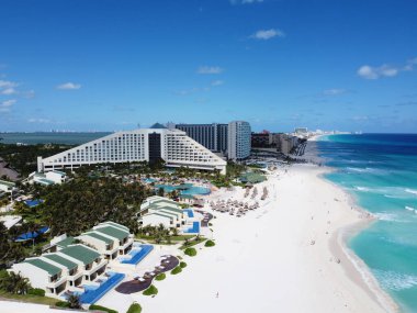 Cancun Plajı ve Iberostar Seçimi Cancun Resort, Seadust Cancun Ailesi Resort Havalimanı, Cancun, Quintana Roo QR, Meksika.