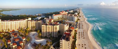 Cancun plajı ve The Royal Islander Resort, Hotel Emporio Cancun sabahları panorama hava manzarası, Cancun, Quintana Roo QR, Meksika.