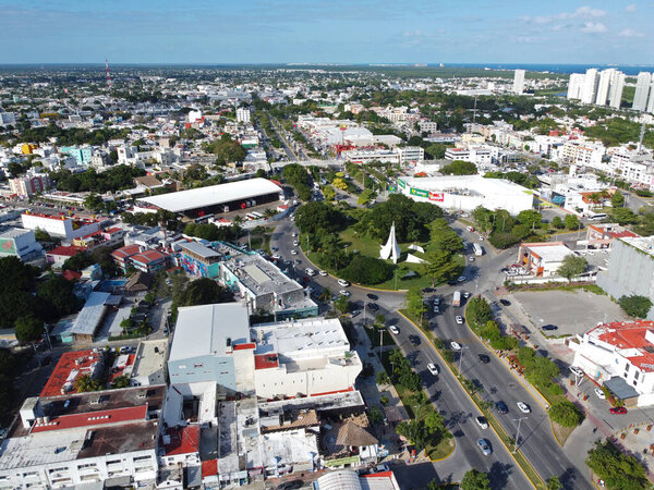 Городская площадь Канкуна и Памятник истории Мексики вид с воздуха на Авенида Тулум, Канкун, Кинтана-Роо QR, Мексика.