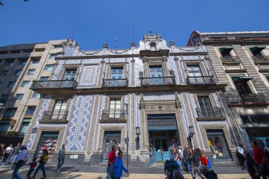 Avenida Francisco Madero 'daki tarihi Casa de los Azulejos Malikânesi. Zocalo Anayasa Meydanı yakınında 4, Mexico City CDMX, Meksika. 