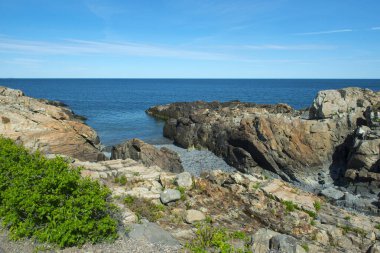 Ogunquit, Maine ME, ABD 'de Marjinal Yol' da Rocky Coast.
