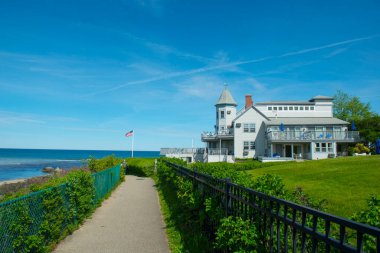 Ogunquit, Maine, ABD 'de Marjinal Yol Üzerinde Deniz kenarındaki Tarihi Konak.