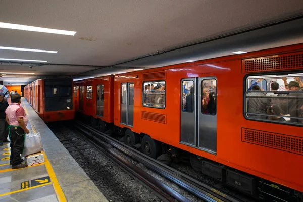 Mexico City Metro hattı 1, Mexico City CDMX 'in tarihi merkezindeki Candelaria istasyonu..