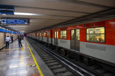 Mexico City Metro hattı 2, Mexico City CDMX 'in tarihi merkezinde Zocalo İstasyonu..