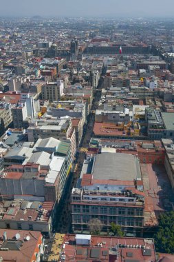 Torre Latinoamericana, Mexico City 'den Zocalo Anayasa Meydanı ve Avenida Francisco Madero Bulvarı hava manzarası. Mexico City 'nin tarihi merkezi bir dünya mirası alanıdır..