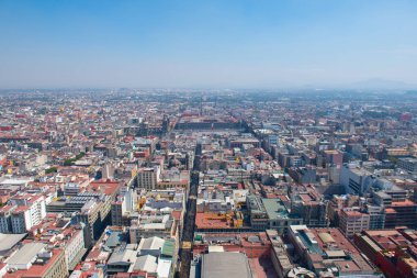 Zocalo Anayasa Meydanı 'nda Meksika Ulusal Bayrağı ve Torre Latinoamericana, Mexico City' den Metropolitan Katedrali hava manzarası. Mexico City 'nin tarihi merkezi bir dünya mirası alanıdır..