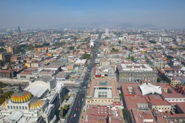 Mexico City 'nin tarihi merkezi ve Torre Latinoamericana, Mexico City' den Eje Central Lazaro Cardenas Bulvarı hava manzaralı. Mexico City 'nin tarihi merkezi bir dünya mirası alanıdır..