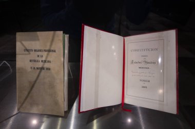 Meksika Ulusal Yasama Müzesi 'ndeki (İspanyolca: Museo Legislativo Los Sentimientos de la Nacion) ilk anayasası Mexico City' nin tarihi merkezinde bulunan Legislative Palace, CDMX, Meksika. Mexico City 'nin tarihi merkezi bir dünya mirası alanıdır.. 