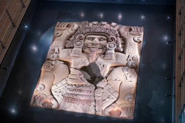 Mexico City CDMX 'in tarihi merkezindeki Templo Belediye Başkanı Büyük Tapınağı' nda Aztek Tlaltecuhtli heykeli. Mexico City 'nin tarihi merkezi 1987 yılından bu yana UNESCO Dünya Mirasları Alanıdır..