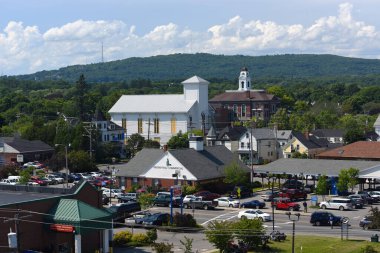 Rockland tarihi şehir merkezi hava manzarası Bölge Mahkemesi ve Knox County Adliyesi, Rockland, Maine, ABD.