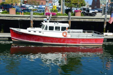 Balıkçı teknesi 'Lucky Catch' ve antika yolcu gemisi 'Islander' 24 Ağustos 2014 'te Portland, Maine, ABD' de Old Port 'a yanaştı..
