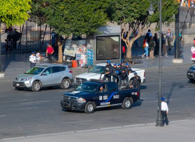 Mexico City CDMX 'in tarihi merkezinde Zocalo Anayasa Meydanı' nda polis devriyesi.. 