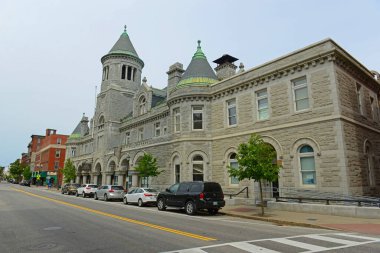 Eski Postane ve Adliye Sarayı, Maine 'in başkenti Augusta' da Water Street 'te Romanesque Revival tarzına sahip tarihi bir federal hükümet binasıdır..