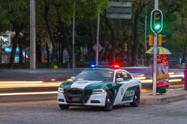 Avenida Paseo de la Reforma Caddesi 'nde görev yapan polis arabası Bağımsızlık Meleği Anıtı, Mexico City CDMX, Meksika.