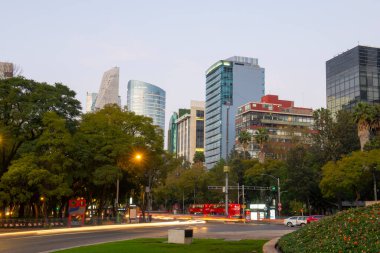 Avenida Paseo de la Reforma Caddesi 'ndeki modern gökdelen binaları Bağımsızlık Meleği Anıtı, Mexico City CDMX, Meksika.