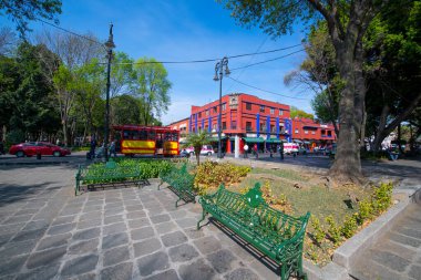 Park Centenario ve Felipe Carrillo Puerto Caddesi 'ndeki tarihi binalar Coyoacan, Mexico City CDMX, Meksika.
