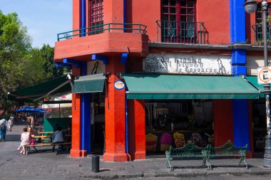 Park Centenario ve Felipe Carrillo Puerto Caddesi 'ndeki tarihi binalar Coyoacan, Mexico City CDMX, Meksika.