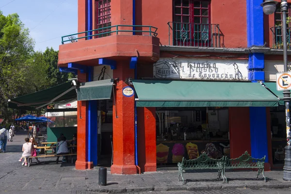 Park Centenario ve Felipe Carrillo Puerto Caddesi 'ndeki tarihi binalar Coyoacan, Mexico City CDMX, Meksika.