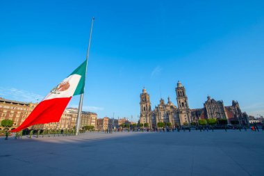 Mexico City CDMX 'in tarihi merkezindeki Metropolitan Katedrali' nin önündeki Zocalo 'da Onur Bayrağını Yükseltmek. 