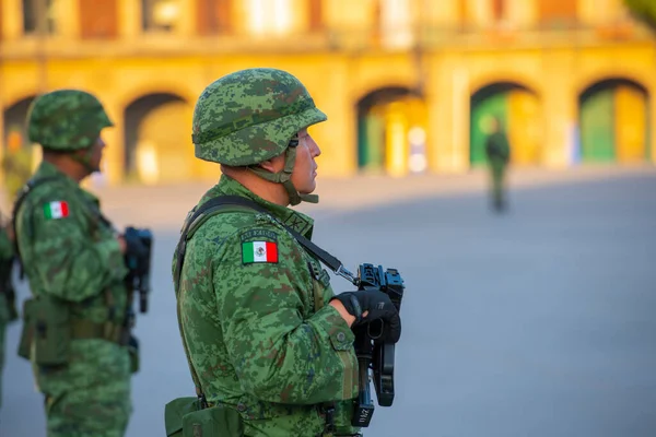 Podnoszenie Flagi Straży Honorowej Zocalo Historycznym Centrum Meksyku Cdmx Meksyk — Zdjęcie stockowe